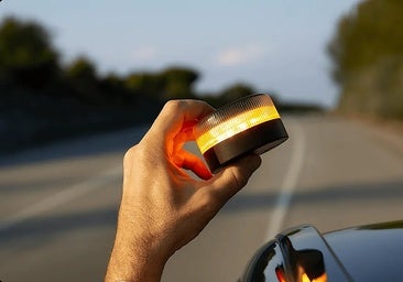 Las nuevas balizas V16 obligatorias de la DGT se pueden comprar en las oficinas de Correos por este precio: «No esperéis al último día»